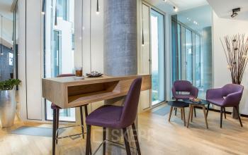 Moderner Büroraum mieten im Upper West Tower am Kurfürstendamm 11, Berlin Charlottenburg, mit stilvoller Einrichtung und Sitzgelegenheiten.