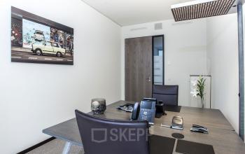 Modernes Büro mieten im Upper West Tower, Kurfürstendamm 11, Berlin Charlottenburg. Eleganter Büroraum mit hochwertigen Möbeln und stilvoller Dekoration.