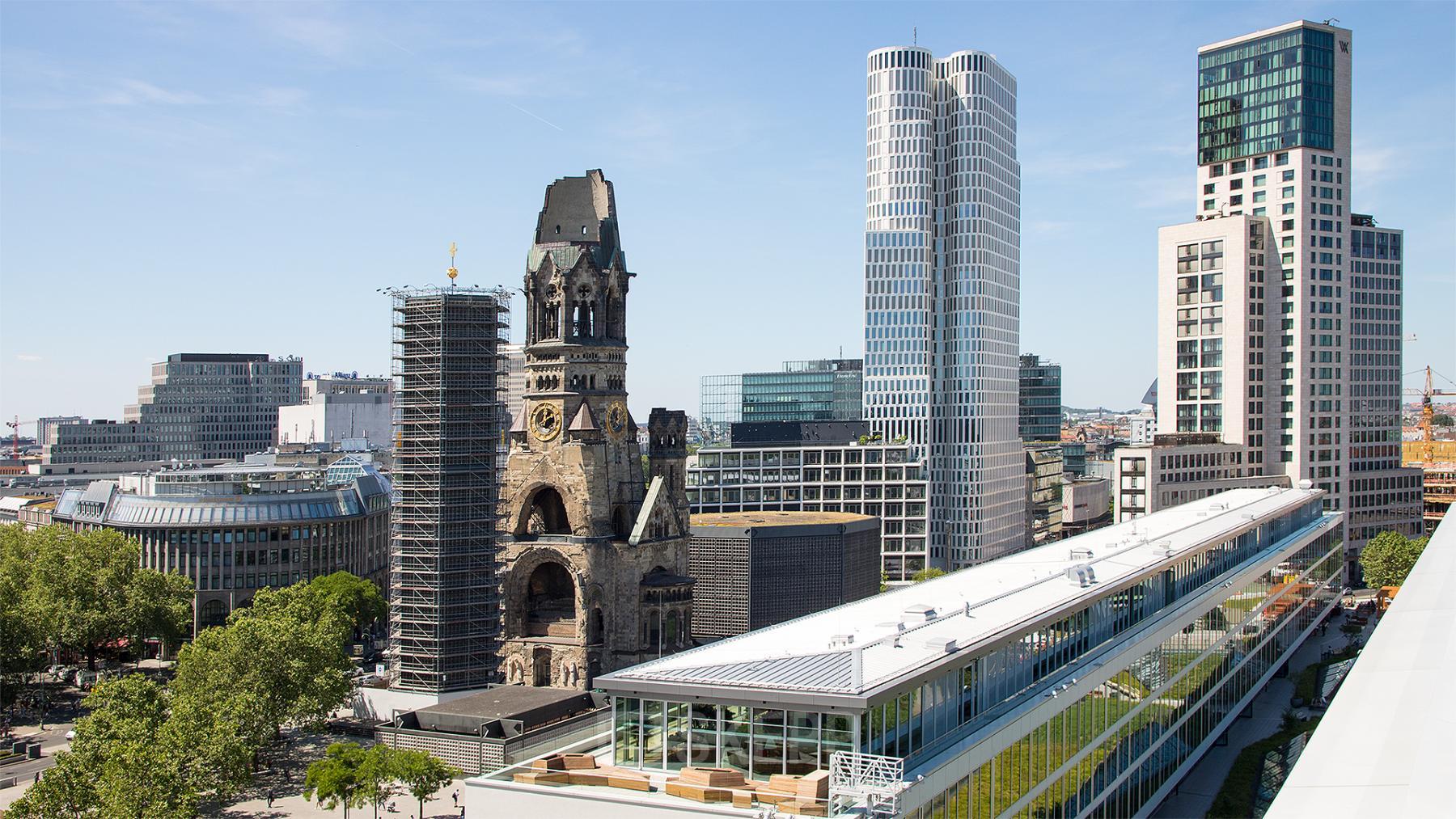 Panoramablick auf Bürogebäude und die Kaiser-Wilhelm-Gedächtniskirche am Kurfürstendamm 11 (Upper West Tower) in Berlin Charlottenburg.