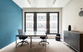 Modernes Büro zur Miete in der Knesebeckstraße 62, Berlin Charlottenburg mit zwei Schreibtischen und Blick auf das Fenster.