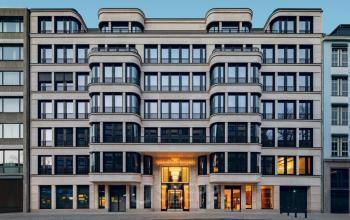 Fassade eines modernen Bürogebäudes in der Knesebeckstraße 62, Berlin Charlottenburg, ideal für Büroflächen- oder Büroraummiete.