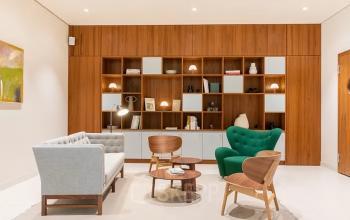 Büro in Knesebeckstraße 62, Berlin Charlottenburg mit moderner Sitzecke und Holzregalen im Hintergrund.