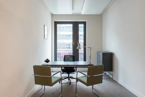 Modernes Büro in der Knesebeckstraße 62, Berlin Charlottenburg, zu mieten, mit zwei Stühlen, Schreibtisch und Lampe.