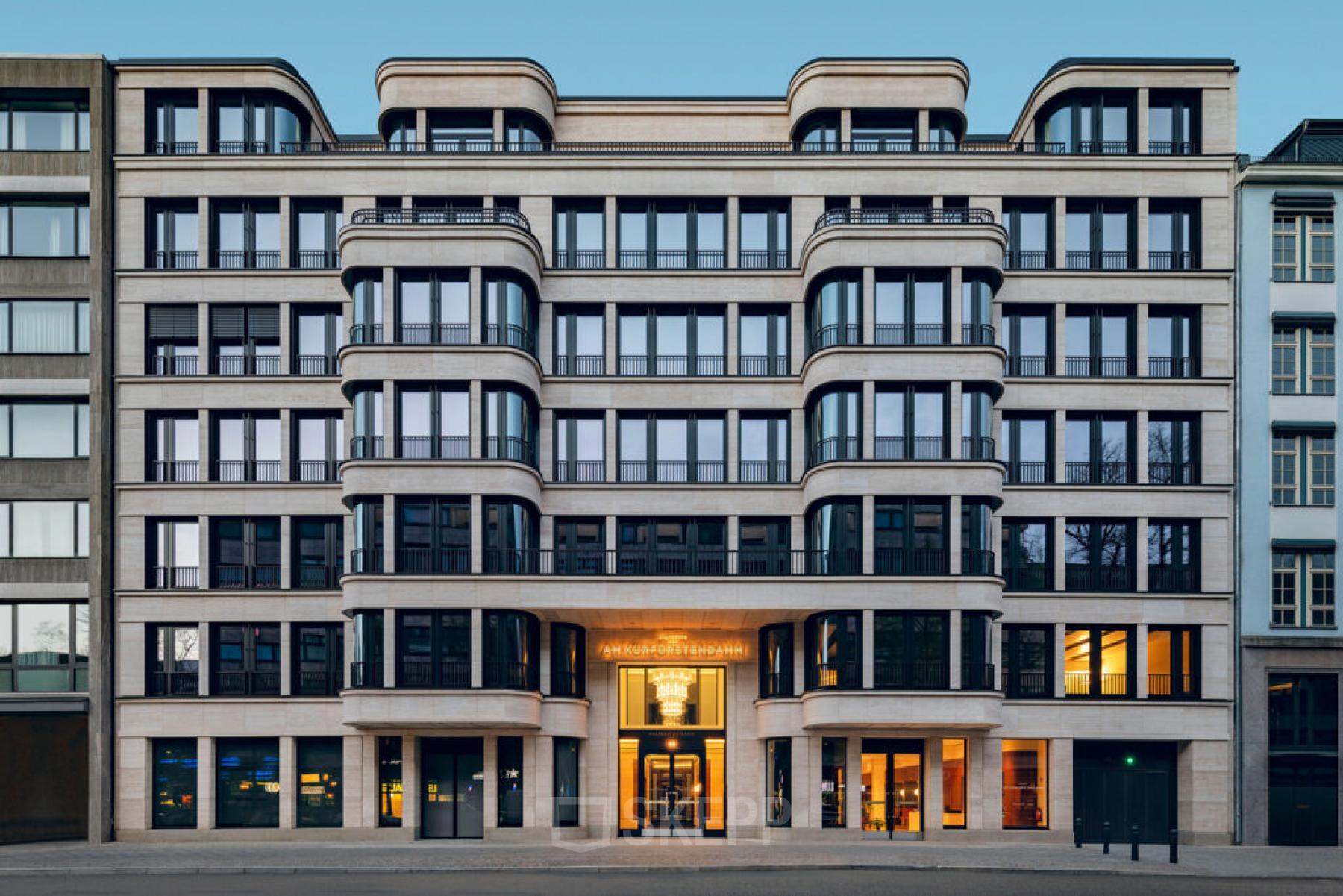 Fassade eines modernen Bürogebäudes in der Knesebeckstraße 62, Berlin Charlottenburg, ideal für Büroflächen- oder Büroraummiete.