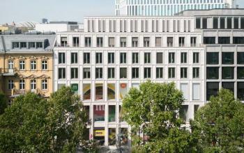 Fassade eines modernen Bürogebäudes am Kurfürstendamm 14 in Berlin Charlottenburg; eine attraktive Option für Büro mieten oder Büroraum mieten.