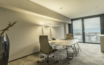 Modernes, möbliertes Büro zur Miete am Kurfürstendamm 14 in Berlin Charlottenburg, mit zwei Schreibtischen, Bürostühlen und großem Fenster.