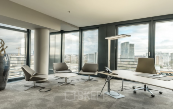 Modernes, möbliertes Büro im Kurfürstendamm 14, Berlin Charlottenburg mieten, mit großen Fenstern und beeindruckendem Stadtblick.