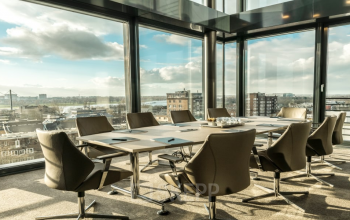 Moderner Konferenzraum im Kurfürstendamm 14, Berlin Charlottenburg, mit Panoramablick und elegantem Mobiliar. Ideal zum Bürofläche mieten.
