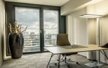 Büroraum mieten am Kurfürstendamm 14, Berlin Charlottenburg mit Aussicht auf die Stadt, großem Fenster und minimalistischer Einrichtung.