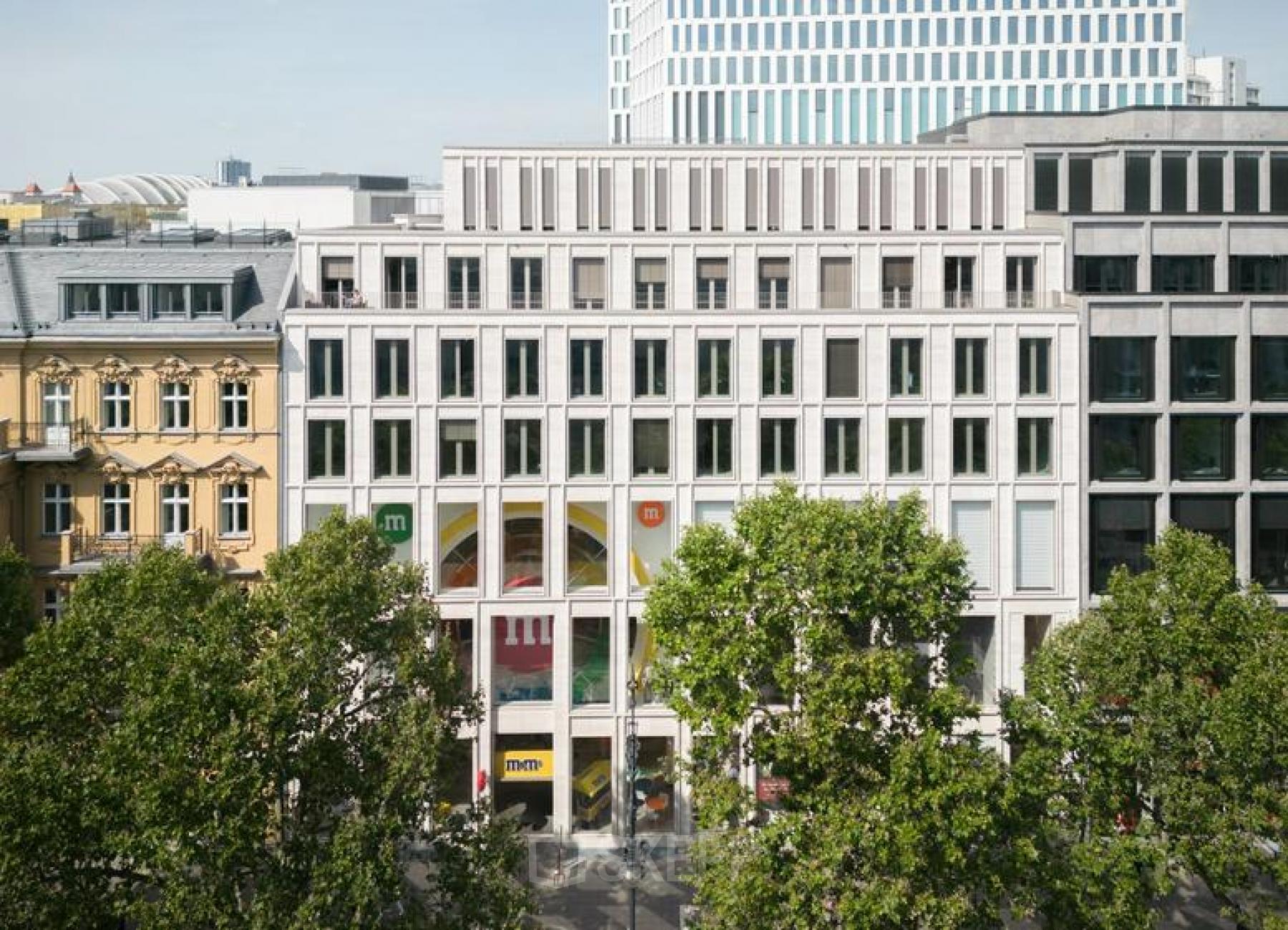Fassade eines modernen Bürogebäudes am Kurfürstendamm 14 in Berlin Charlottenburg; eine attraktive Option für Büro mieten oder Büroraum mieten.