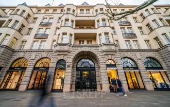 Außenansicht des Bürogebäudes am Kurfürstendamm 194 in Berlin Charlottenburg mit passierenden Personen; ideal gelegen zum Büro mieten in zentraler Lage.