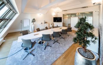 Moderner Konferenzraum im Kurfürstendamm 194, Berlin Charlottenburg, mit großem Tisch und stilvollen Bürostühlen. Ideal, um Büroraum zu mieten.