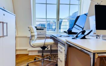 Modernes Büro am Kurfürstendamm 194, Berlin Charlottenburg, mit hochwertiger Einrichtung und Blick durch ein großes Fenster, ideal für büroraum mieten.