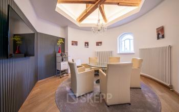 Moderne und helle Konferenzraum im Büro am Kurfürstendamm 194 in Berlin Charlottenburg, ideal für Besprechungen. Möglichkeit, Büroraum zu mieten mit stilvoller Einrichtung.