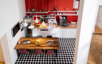 Helle und einladende Pantry im Büro Kurfürstendamm 194, Berlin Charlottenburg, ideal zum Entspannen oder für informelle Besprechungen. Attraktives Design mit warmen Holzelementen. Perfekt für alle, die Büros mieten möchten.