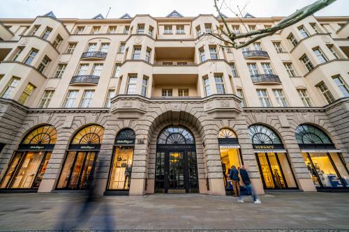 Außenansicht des Bürogebäudes am Kurfürstendamm 194 in Berlin Charlottenburg mit passierenden Personen; ideal gelegen zum Büro mieten in zentraler Lage.