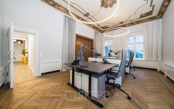 Moderne Bürofläche mieten im historischen Gebäude am Kurfürstendamm 15, Berlin Charlottenburg, mit elegantem Parkettboden und großen Fenstern, ideal für kreative Arbeitsumgebungen.