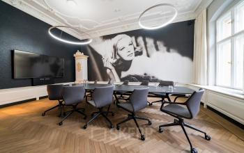 Modern eingerichteter Konferenzraum am Kurfürstendamm 15 in Berlin Charlottenburg. Große Tafel, bequeme Drehstühle und stilvolles Dekor. Ideal für büroraum mieten und geschäftliche Besprechungen in elegantem Ambiente.