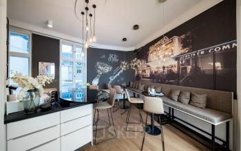 Modern eingerichteter Büroraum am Kurfürstendamm 15 in Berlin Charlottenburg. Der Raum besticht durch stilvolle Möbel und wohnliches Ambiente, ideal zum Büroraum mieten.