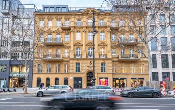 Historisches Gebäude am Kurfürstendamm 15 in Berlin Charlottenburg mit Geschäften im Erdgeschoss.