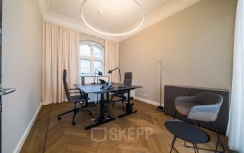 Modernes Büro am Kurfürstendamm 15 in Berlin Charlottenburg mit Schreibtisch, Stuhl und Lampen, ideal zum Büro mieten.