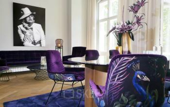 Eleganter Büroraum in Berlin Charlottenburg am Kurfürstendamm 15 mit stilvollen Möbeln und geschmackvoller Dekoration, ideal für diejenigen, die hochwertige Bürofläche mieten möchten.