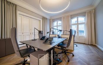 Moderner Büroraum zur Miete in Kurfürstendamm 15, Berlin Charlottenburg mit großen Fenstern, Schreibtischen und Bürostühlen.