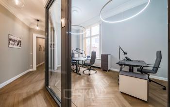 Modernes Büro im Kurfürstendamm 15, Berlin Charlottenburg, mit stilvoller Einrichtung und Schreibtischen, ideal um Büroraum zu mieten.