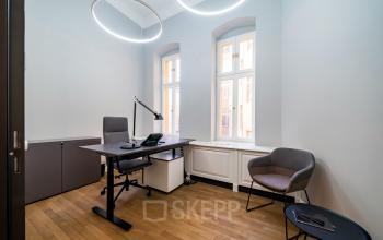 Modernes Büro in Kurfürstendamm 15, Berlin Charlottenburg, mit elegantem Schreibtisch, Stuhl und großen Fenstern. Perfekt zum Büroraum mieten.