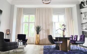 Moderner Konferenzraum im Büro Kurfürstendamm 15, Berlin Charlottenburg mit eleganten Sesseln, großem Tisch und stilvoller Dekoration, ideal zum Büroraum mieten.