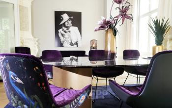 Eleganter Büroraum mit modernen Stühlen und einem großen Tisch, ideal für büroraum mieten in Kurfürstendamm 15, Berlin Charlottenburg.