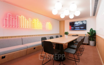 Heller Konferenzraum im Büro in Berlin zu vermieten