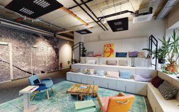 Modernes Büro in der Koppenstraße 93, Berlin Friedrichshain, mit Sitzgelegenheiten und dekorativen Pflanzen. Perfekt zum Büro mieten, bietet es eine kreative Arbeitsumgebung.