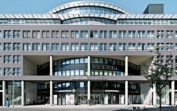 Modernes Bürogebäude in der Koppenstraße 93, Berlin Friedrichshain, das flexible Möglichkeiten bietet, Büroflächen zu mieten.