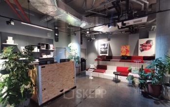 Moderner Büroraum in der Koppenstraße 93, Berlin Friedrichshain mit stilvoller Einrichtung und Pflanzen. Ideal zum Büro mieten oder Bürofläche mieten.