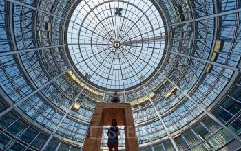 Gläsernes Kuppeldach in der Koppenstraße 93, Berlin Friedrichshain, ideal für büroraum mieten, bietet eine beeindruckende Architektur.