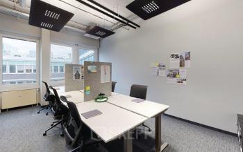 Modernes Büro in Berlin Friedrichshain mit Schreibtischen und Stühlen, ideal zum Büro mieten. Große Fenster bieten viel Licht.