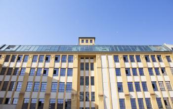 Das Bürogebäude in der Köpenicker Straße 40-41, Berlin Friedrichshain, zeigt eine historische Fassade mit großen Fenstern und einem modernen Obergeschoss.