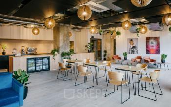 Bürofläche mieten in Berlin Friedrichshain, Köpenicker Straße 40-41, mit modernen Möbeln und stilvoller Beleuchtung.