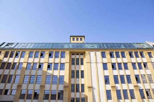 Das Bürogebäude in der Köpenicker Straße 40-41, Berlin Friedrichshain, zeigt eine historische Fassade mit großen Fenstern und einem modernen Obergeschoss.