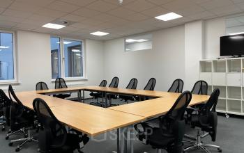 Geräumiger Besprechungsraum in der Rigaer Straße 71a, Berlin Friedrichshain, ideal zum Büroraum mieten, mit großer U-förmiger Tischanordnung und modernen Bürostühlen.