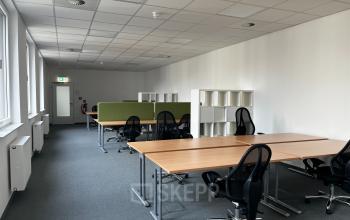 Moderner Büroraum in der Rigaer Straße 71a, Berlin Friedrichshain, ideal zum Bürofläche mieten. Helle Fensterfronten und funktionale Einrichtung schaffen eine produktive Atmosphäre.