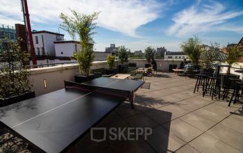 Modernes Bürogebäude in Kreuzberg mit großer und sonniger Dachterasse