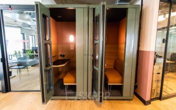 Bürogebäude in Berlin Kreuzberg mit privaten Telefonzellen für vertrauliche Gespräche