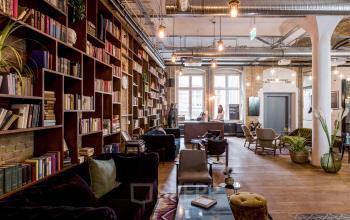 Cozy office space rental at Skalitzer Straße 104 in Berlin Kreuzberg with bookshelves, seating areas, and a relaxed atmosphere.
