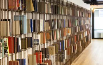 Büroraum mit Holzboden und Bücherregal