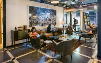 Stylisch eingerichteter Coworking-Bereich