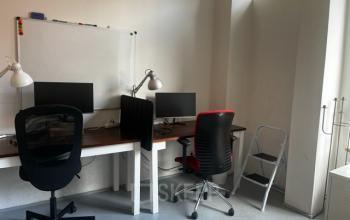 Büroraum mieten in der Wrangelstraße 22, Berlin Kreuzberg. Der Raum ist mit zwei Schreibtischen und Monitoren ausgestattet, ideal für produktives Arbeiten.