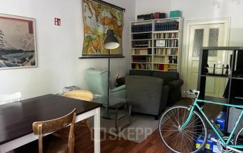 Gemütlicher Büroraum in der Wrangelstraße 22, Berlin Kreuzberg, mit Bücherregalen und einem großen Tisch, ideal zum Bürofläche mieten.