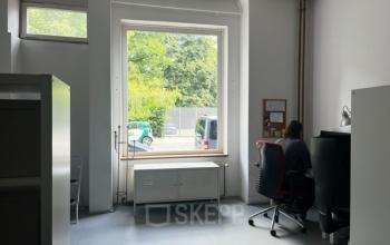 Heller Büroraum in der Wrangelstraße 22, Berlin Kreuzberg, mit Schreibtischen und einem großen Fenster, ideal für Bürofläche mieten.
